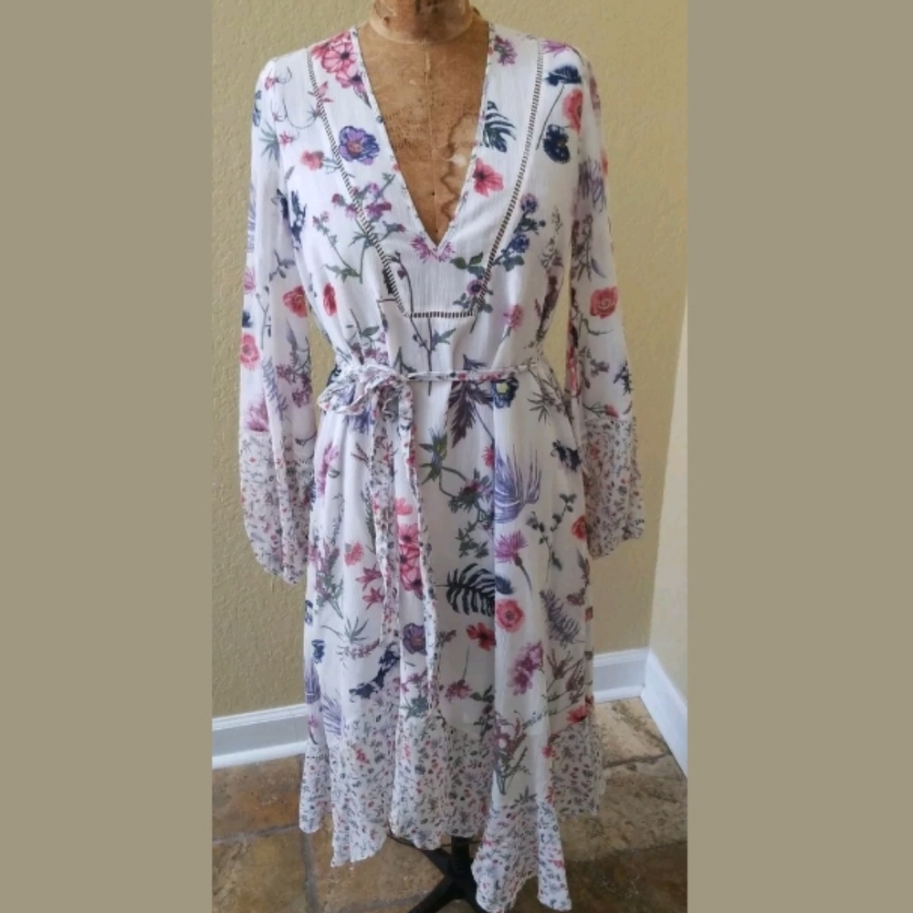 SOLD..NWT BEAUTIFUL BCBGMAXAZRIA Wildflowers Dress - Picture 5 of 8
